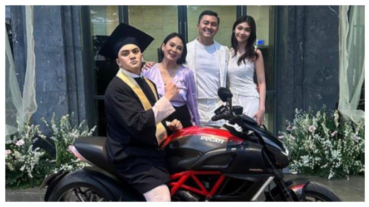 Potret Arka Asmara saat Wisuda SMA