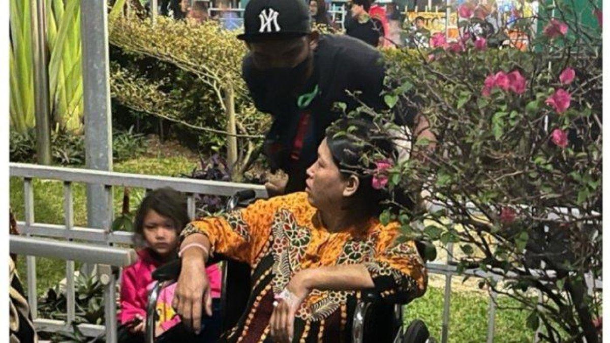Arti saat dievakuasi di luar area RS Hermina Depok, didampingi oleh suaminya, Sabtu (22/7/2023). Kepanikan Arti baru melahirkan saat atap RS Hermina Depok kebakaran pada Sabtu (22/7/2023) malam. Ia sedang tertidur pulas sendirian di lantai tiga.