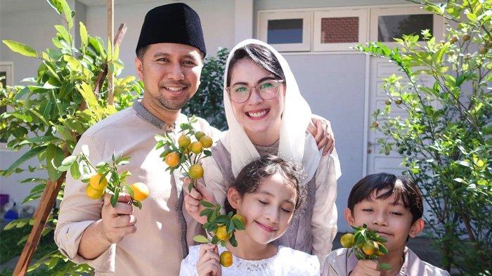 Arumi Bachsin bersama suami, Emil Dardak, dan anak-anak