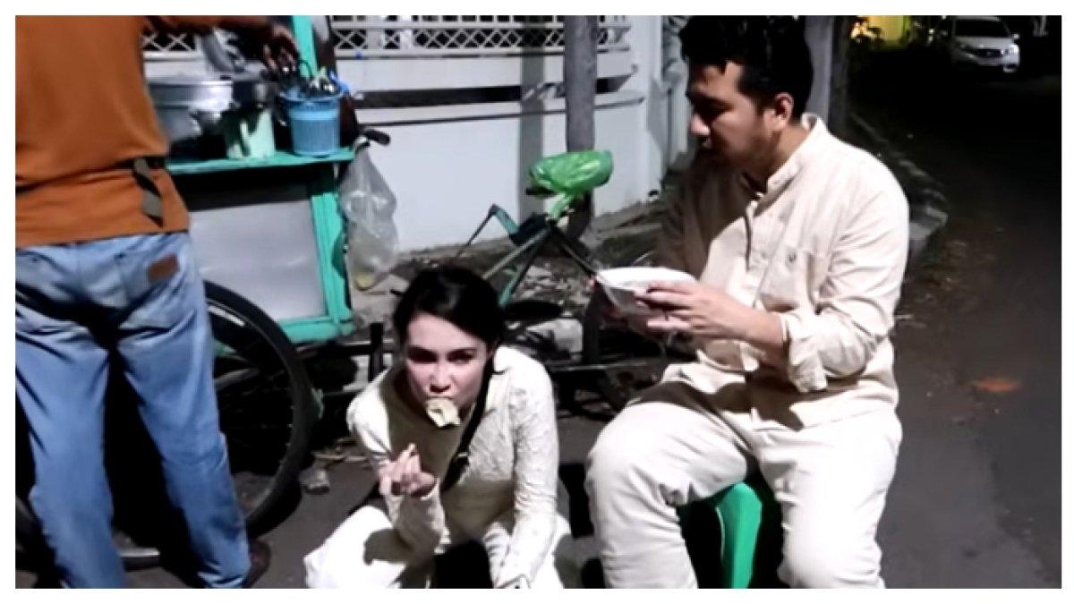 ARUMI BACHSIN VIRAL - Momen Arumi Bachsin dan Emil Dardak makan bakso gerobak keliling mencuri perhatian. Adab makan Arumi bikin kagum penggemarnya dan netizen.