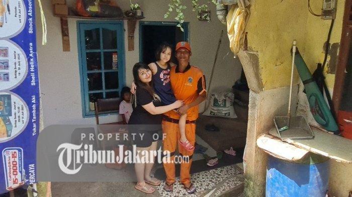 Arzum Balie berfoto bersama anaknya Melody dan suaminya, Bambang Irawan atau Awan, petugas PPSU di depan rumah orangtua Awan di Pondok Labu, Jakarta Selatan pada Selasa (24/5/2022).