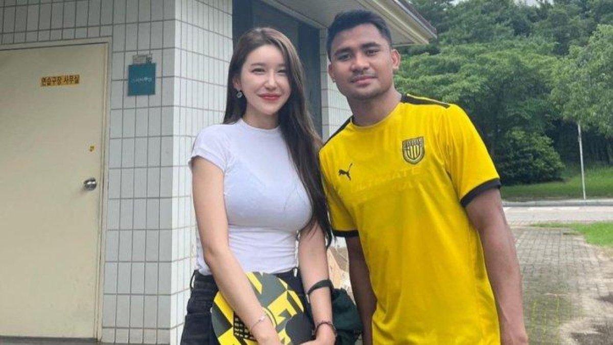 SOSOK Gadis Korsel Cantik Minta Foto Bareng Asnawi Mangkualam, Diduga  Manajer Klinik Kecantikan - TribunTrends.com