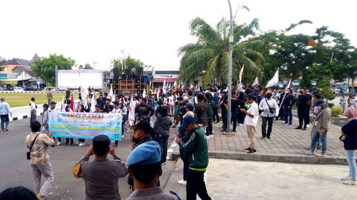atlet dan pengurus KONI Kabupaten Blitar demo di depan Kantor Pemerintah Kota Blitar