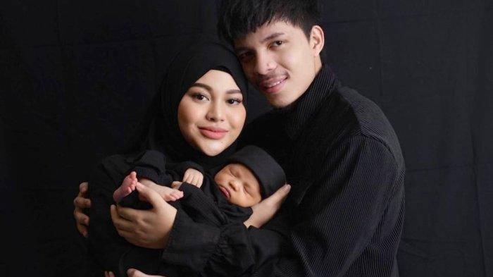 Atta Halilintar dan Aurel Hermansyah saat pemotretan bersama Ameena.