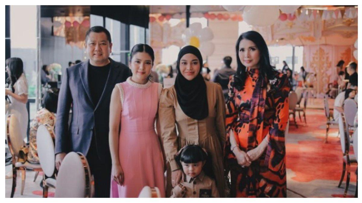 Perayaan Ulang Tahun Pertama Avery