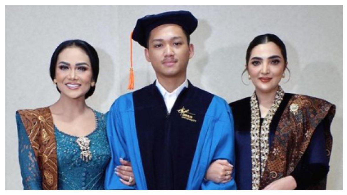 Azriel Hermansyah Wisuda Sarjana