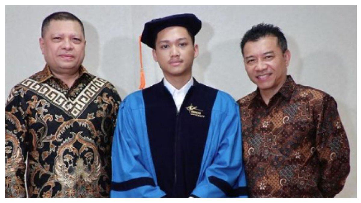 Azriel Hermansyah Wisuda Sarjana