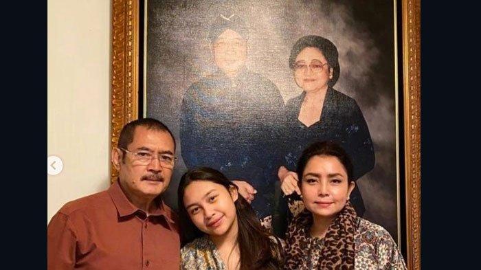 Bambang Trihatmodjo, Khirani, dan Mayangsari berfoto di bawah potret Soeharto dan Bu Tien