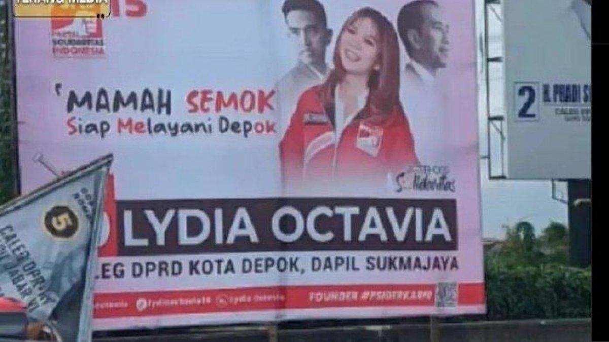 Poster di banner kampanye beredar di media sosial bertuliskan 'Mamah Semok Siap Melayani Depok', dari salah satu calon legislatif (caleg) PSI