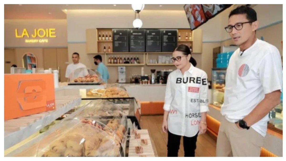 Prilly bersama Sandiaga Uno sambil keliling outlet kue miliknya