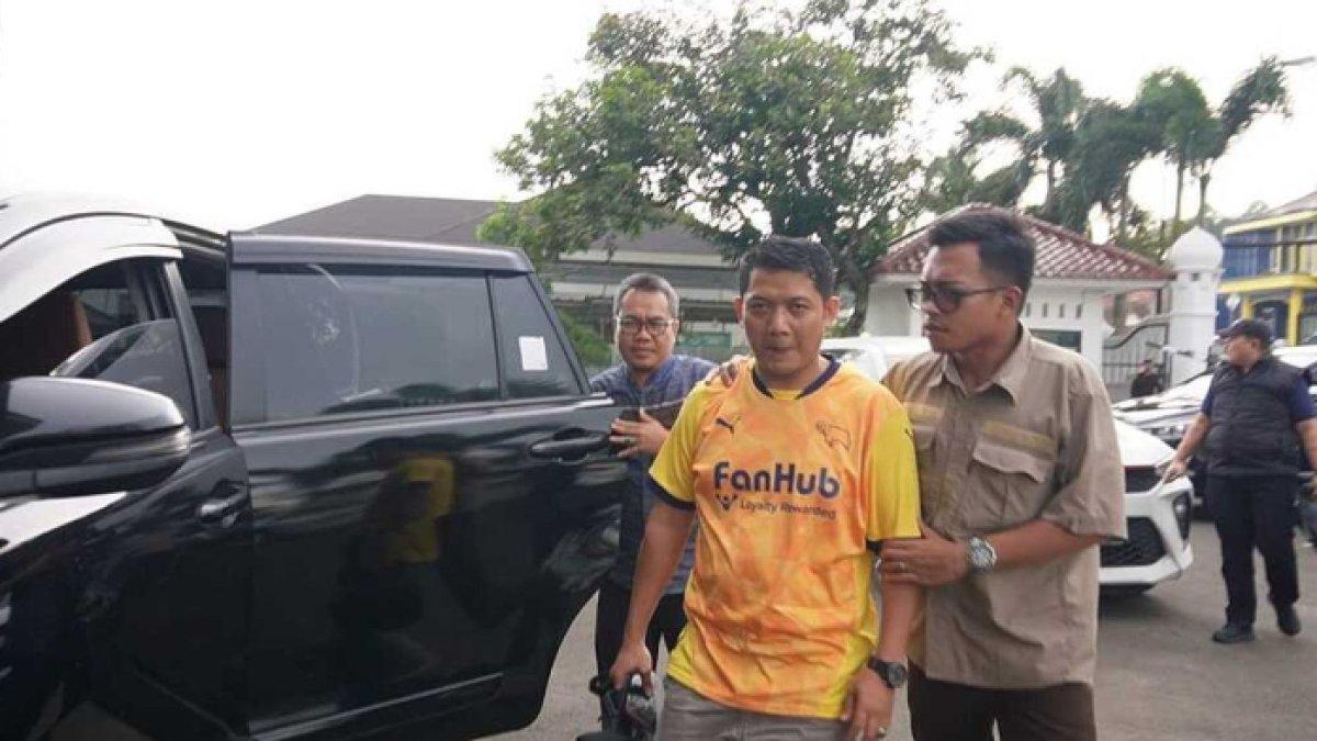 BURON KORUPSI KEMENDIKBUD,- Buronan kasus korupsi bansos Kemendikbud Arifin saat ditangkap tim Tabur Kejati Banten, Rabu (12/2/2025). Arifin ditangkap saat akan keluar rumah oleh tim tanpa perlawanan.