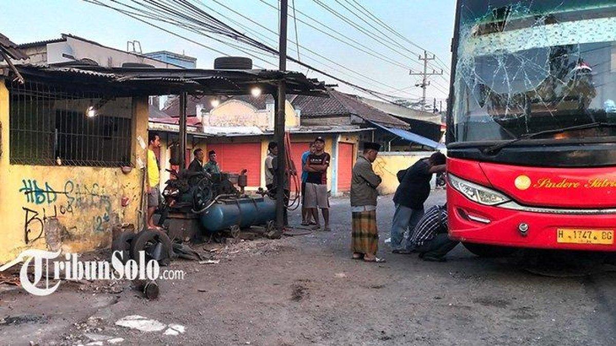Bus pengangkut penumpang dari Wonogiri tujuan Tangerang usai menghantam Salon Nisa di Gudangkerep, Desa Urutsewu, Kecamatan Ampel, Boyolali, Minggu (30/7/2023)