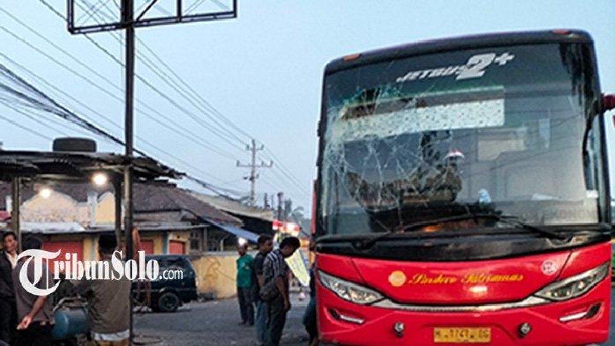 Bus pengangkut penumpang dari Wonogiri tujuan Tangerang usai menghantam Salon Nisa di Gudangkerep, Desa Urutsewu,