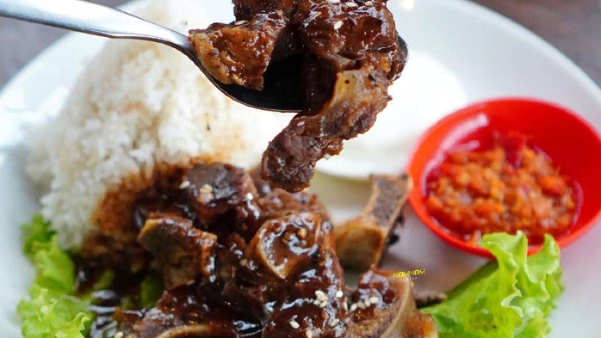 REKOMENDASI KULINER KLATEN: Sepiring nasi dengan iga sapi yang dimasak hingga empuk dan dilumuri saus kental berwarna cokelat,