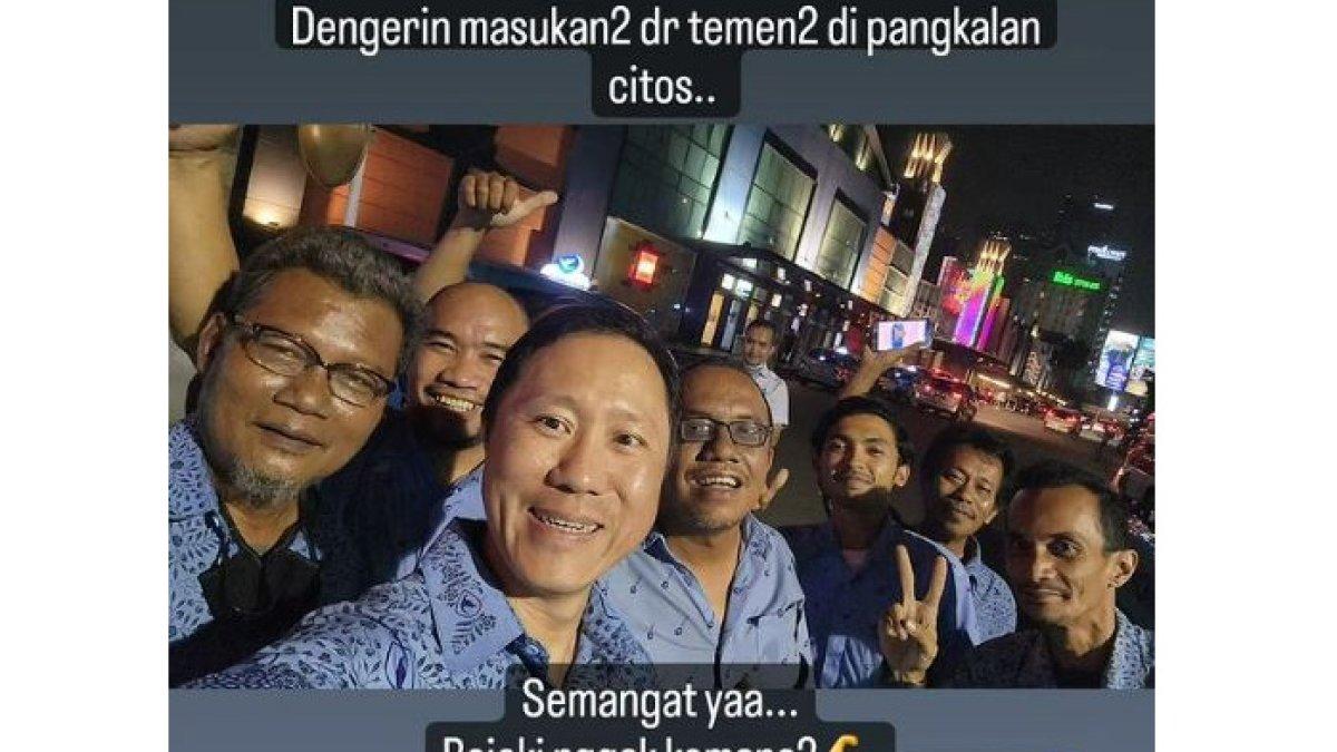 CEO Blue Bird, Sigit Djokosoetono bersama sopir taksi lainnya