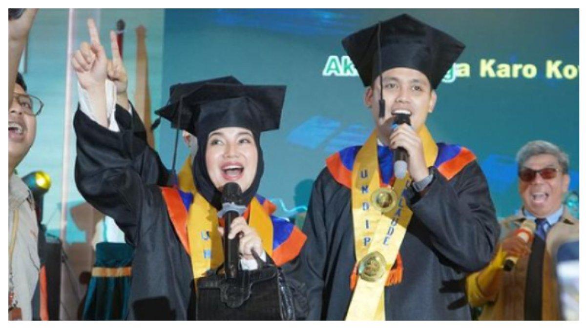Momen Chacha Frederica dan Dico Ganinduto Wisuda S2