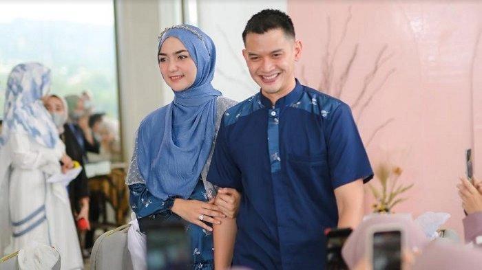 Citra Kirana dan suaminya, Rezky Aditya mengenakan koleksi Sarimbit 2022 di event trunk show.
