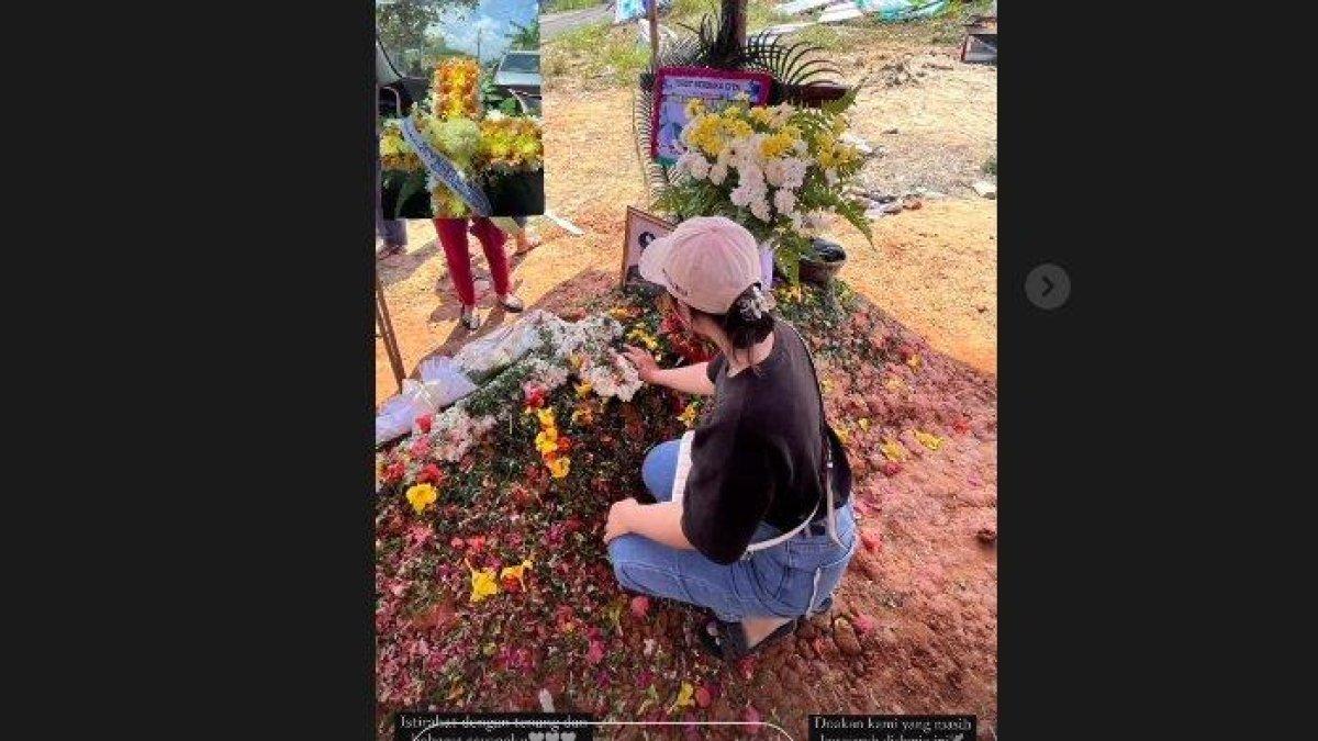 Claudia Tesa, mengunjungi makam mendiang Bripda Ignatius Dwi Frisco sang kekasih yang tewas tertembak seniornya.