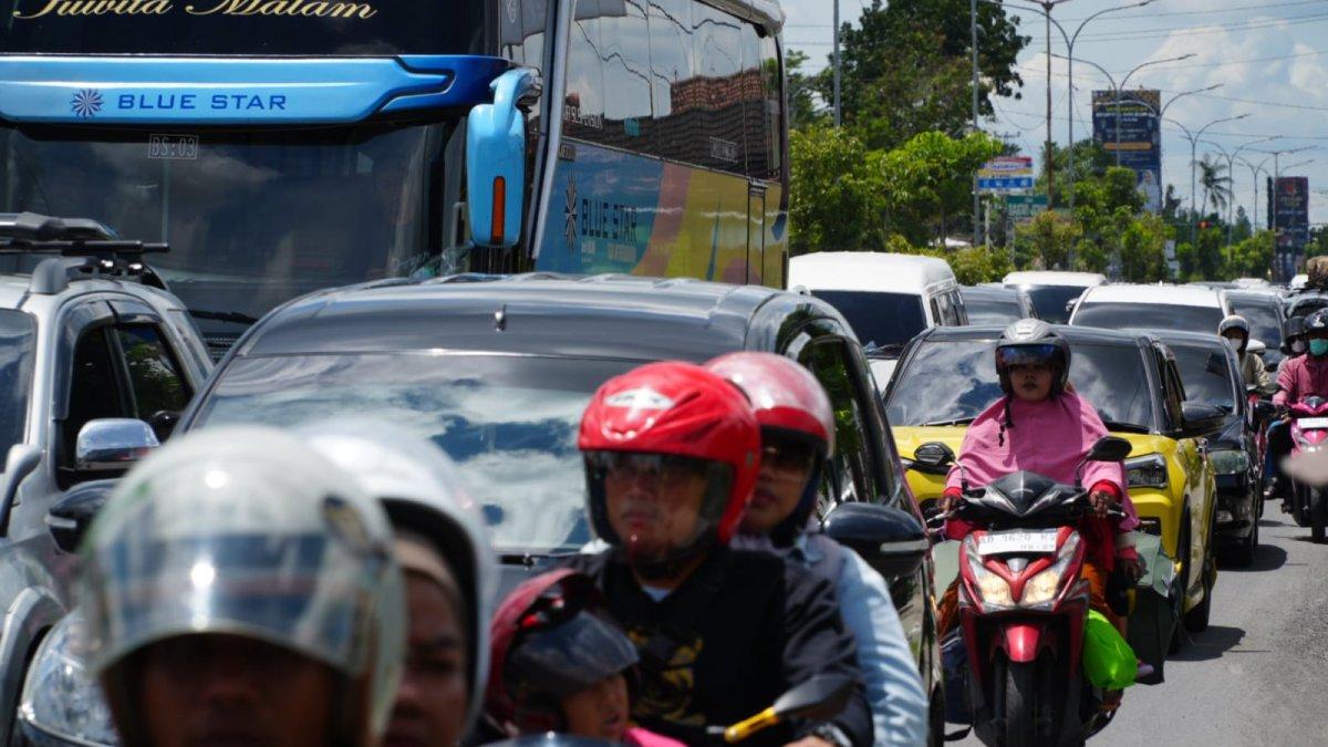 KEMACETAN MUDIK KLATEN - Kemacetan yang terjadi di Jalan Solo-Jogja, Klaten.