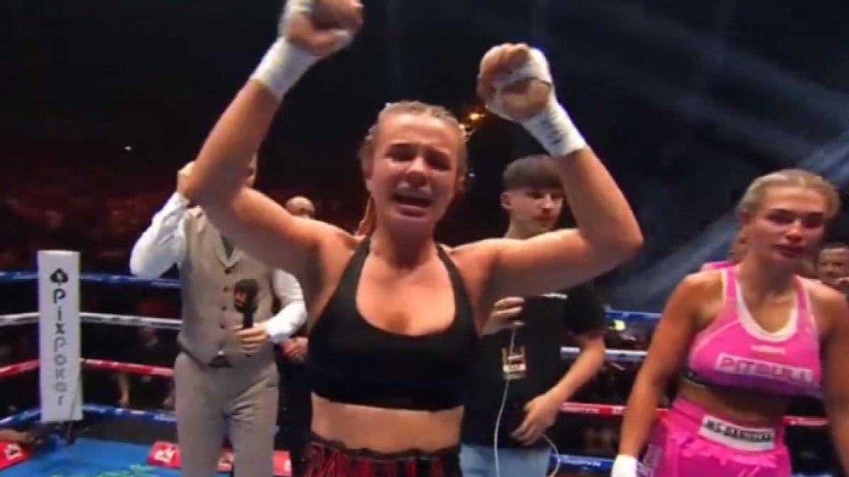 Daniella Hemsley merayakan kemenangannya atas Aleksandra Daniel di turnamen Taruhan Tinggi Kingpyn di Dublin, Irlandia