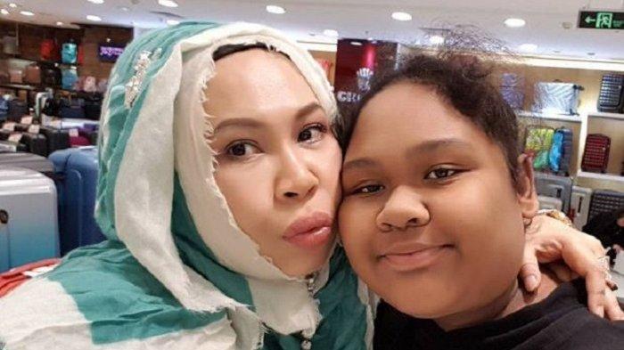 Dato Seri Vida dan anak gadisnya, Cik B