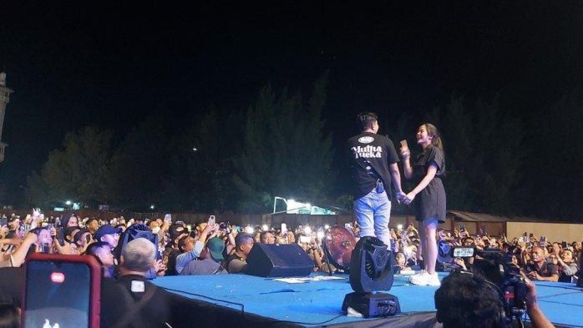 Denny Caknan menggandeng istrinya Bella Bonita dalam konser 'Birukan Langit Indonesia' di Pantai Alam Indah (PAI) Tegal, Sabtu (8/7/2023) malam.