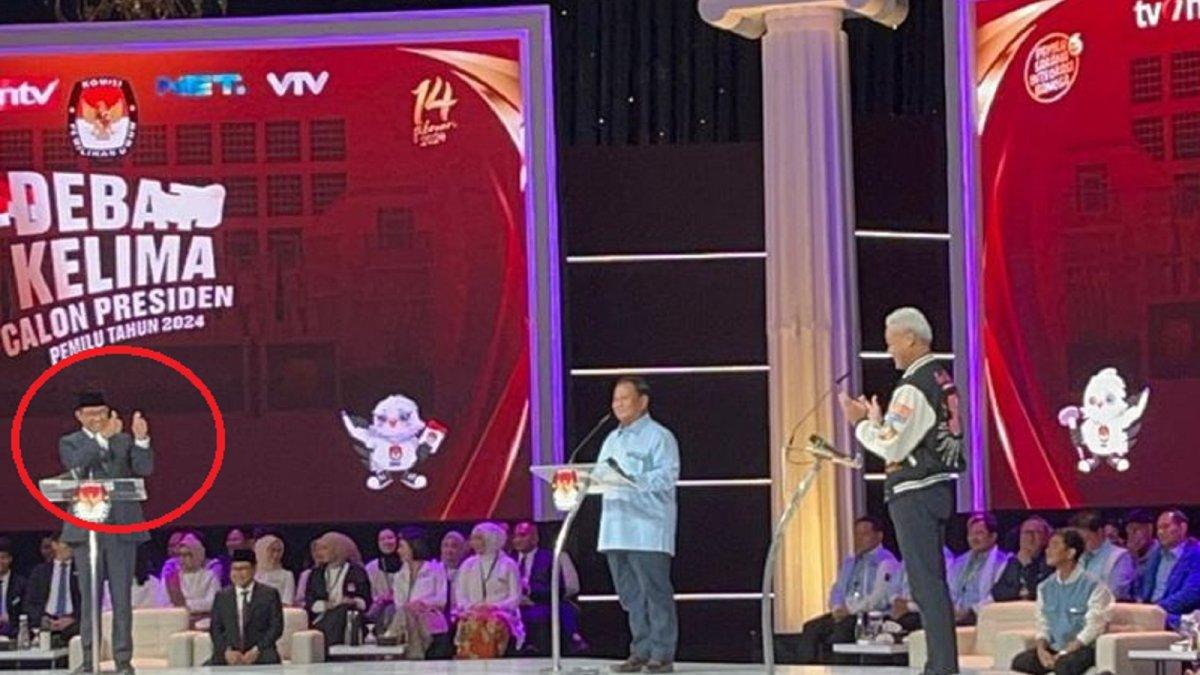 Calon presiden nomor urut 1, Anies Baswedan, mengacungkan dua jempol kepada capres nomor urut 3, Ganjar Pranowo, setelah Ganjar selesai memaparkan visi-misinya mengawali debat.