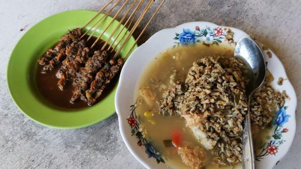 BELANJA OLEH-OLEH LEBARAN 2025: Sate kerang yang disajikan dengan lontong kupang