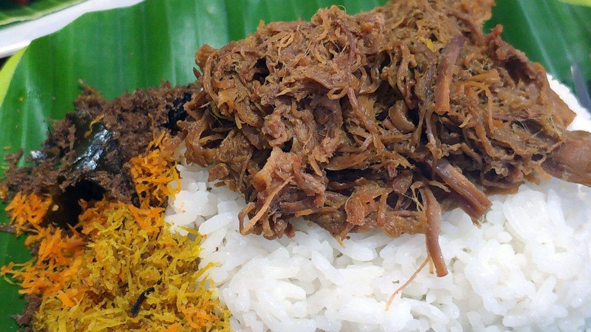 DESTINASI KULINER LEBARAN 2025: menyajikan nasi krawu dengan daging suwir, serundeng manis, dan serundeng gurih.