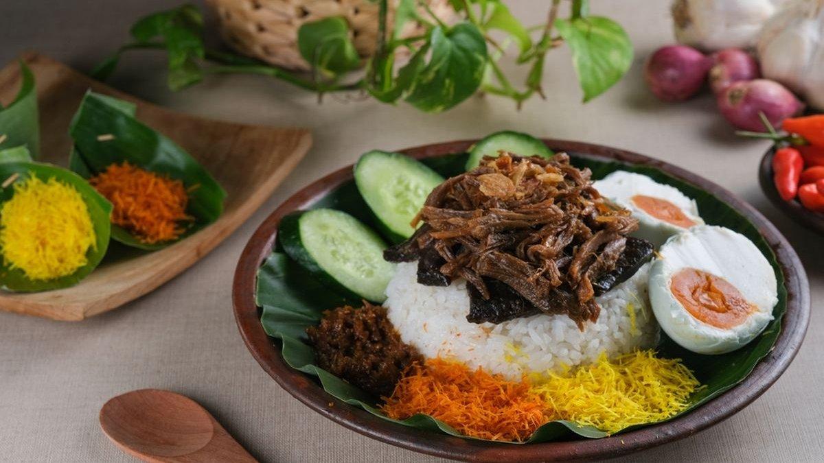 DESTINASI KULINER LEBARAN 2025: kamu bisa menikmati menu nasi krawu dengan berbagai pilihan lauk, seperti nasi krawu campur ikan daging, nasi krawu daging, dan nasi krawu babat.