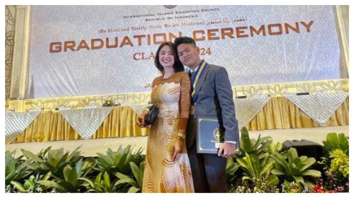 Potret Dewi Perssik hadiri wisuda Felice Gabriel
