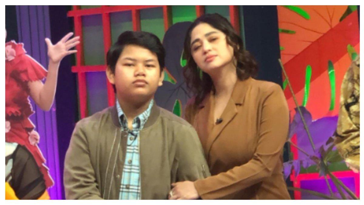 Potret Dewi Perssik hadiri wisuda Felice Gabriel