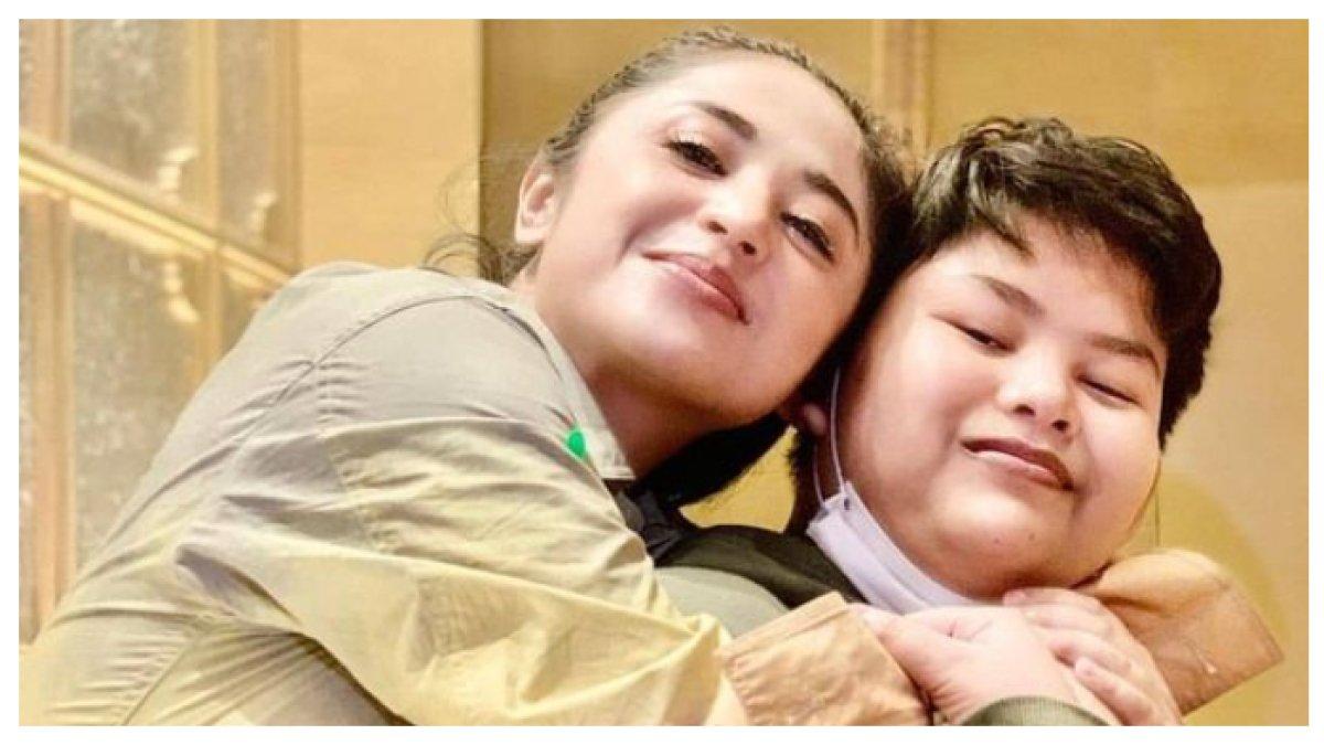 Potret Dewi Perssik hadiri wisuda Felice Gabriel