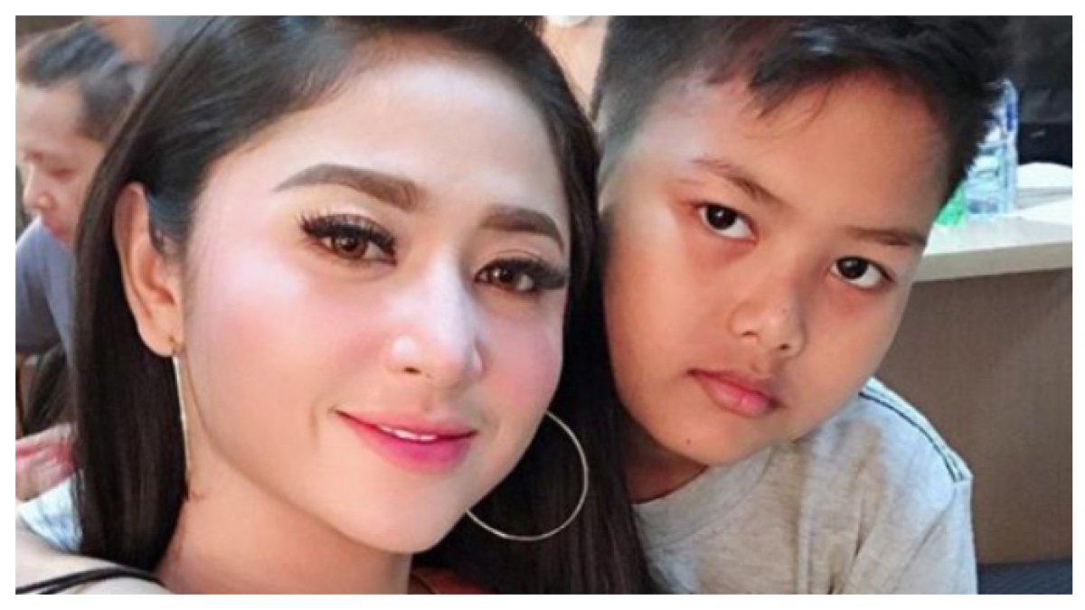 Potret Dewi Perssik hadiri wisuda Felice Gabriel