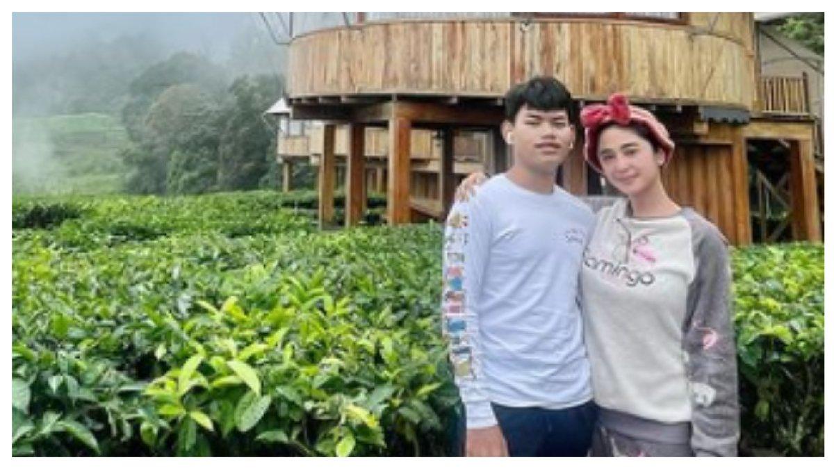 Potret Dewi Perssik hadiri wisuda Felice Gabriel