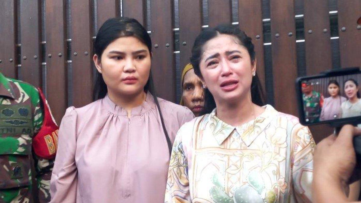 Dewi Perssik menangis dan berurai air mata saat menjelaskan bagaimana mediasinya dengan Ketua RT setempat memanas.