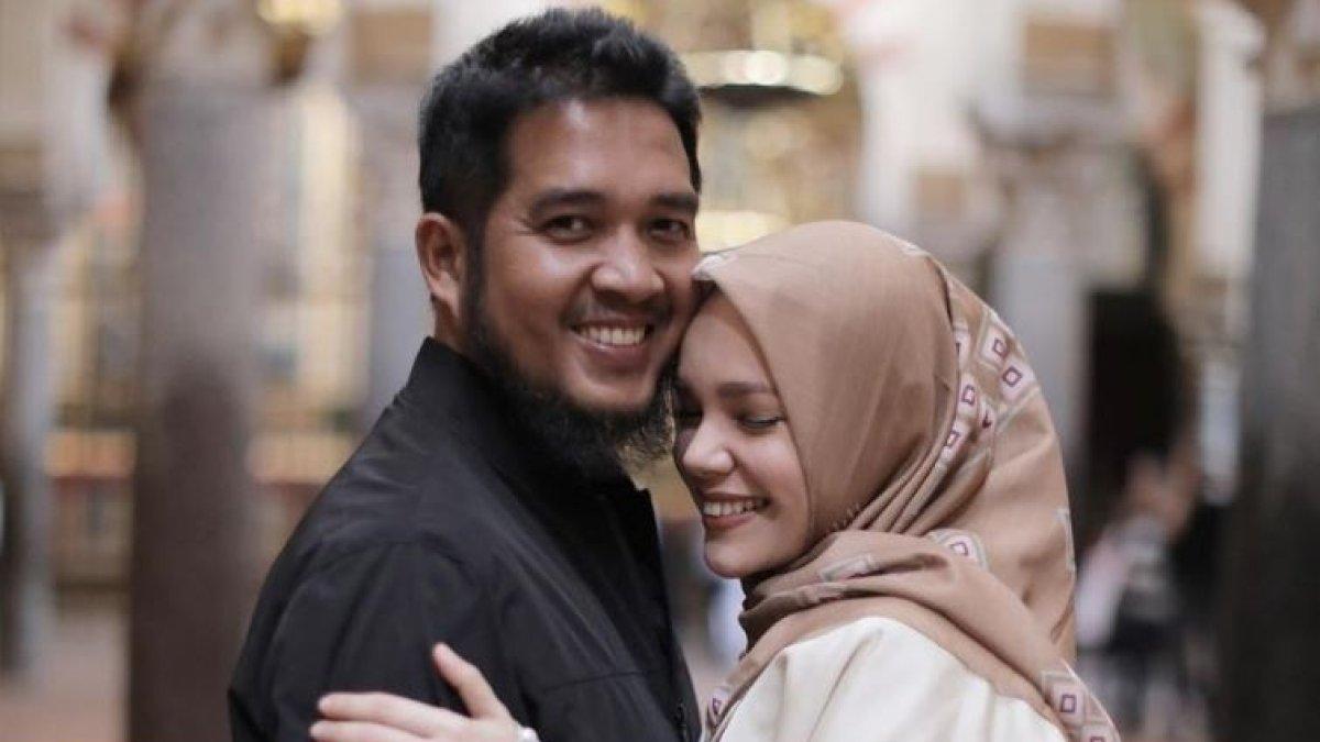 Dewi Sandra dan suami tenang meski belum punya anak