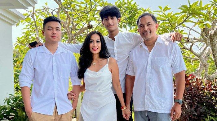 Diah Permatasari bersama suami dan anak-anak