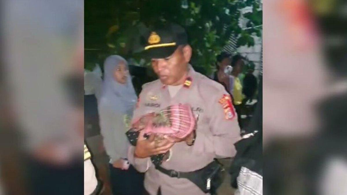 Warga Kelurahan Wakoko, Kecamatan Pasarwajo, Kabupaten Buton, Sulawesi Tenggara dihebohkan dengan penemuan bayi lelaki didalam kantung plastik hitam, Minggu (27/11/2023) malam.