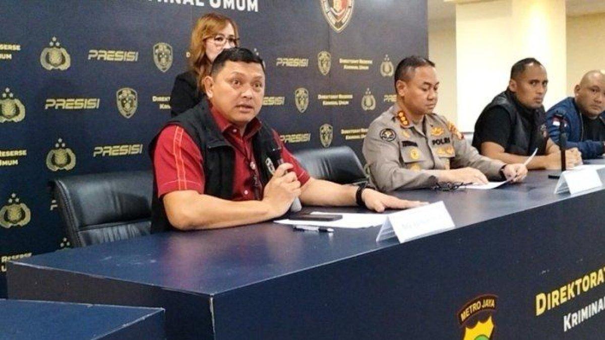 Direktur Reserse Kriminal Umum Polda Metro Jaya Kombes Hengki Haryadi saat merilis kasus penipuan dan penggelapan dengan tersangka si kembar Rihana Rihani, Selasa (4/7/2023).