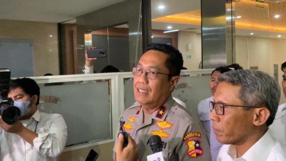 Direktur Tindak Pidana Umum Bareskrim Brigjen Djuhandani memastikan penyidik menaikkan status kasus Panji Gumilang dari penyelidikan ke penyidikan. Ini artinya penyidik menemukan perbuatan pidana dan tinggal mencari alat bukti serta menentukan tersangkanya.