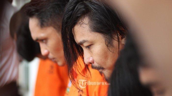 Ditresnarkoba Polda Metro Jaya menangkap sembilan tersangka pelaku peredaran narkoba, salah satunya vokalis grup band Zivilia, Zulkifli alias Zul yang ditangkap di Apartemen Gading River View City Home, Jakarta Utara.