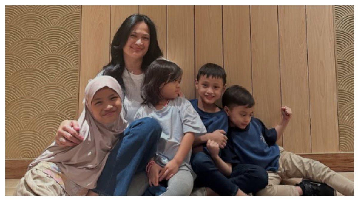DONNA HARUN DAN HERFIZA - Donna Harun merasa bahagia karena sering dimintai tolong untuk menjaga cucu-cucunya. Merasa senang karena dilibatkan Herfiza untuk selalu dekat dengan cucu-cucunya.