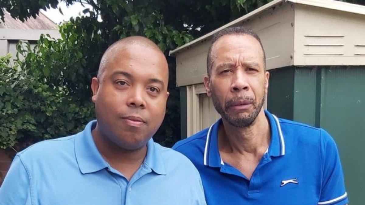 Donovan Linton (kiri) dan ayahnya, Neville Linton (kanan) menemukan ular di dalam brokoli