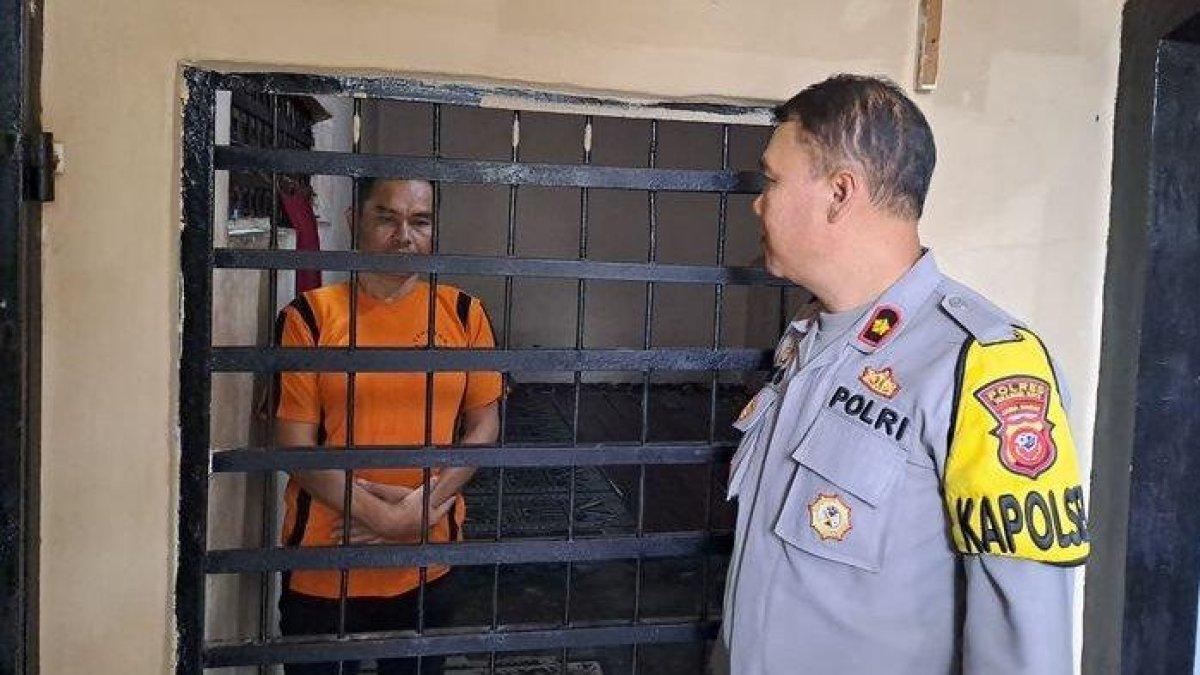 Dukun pengganda uang saat dimasukkan ke dalam sel Polsek Sukarja, Polres Sukabumi Kota.