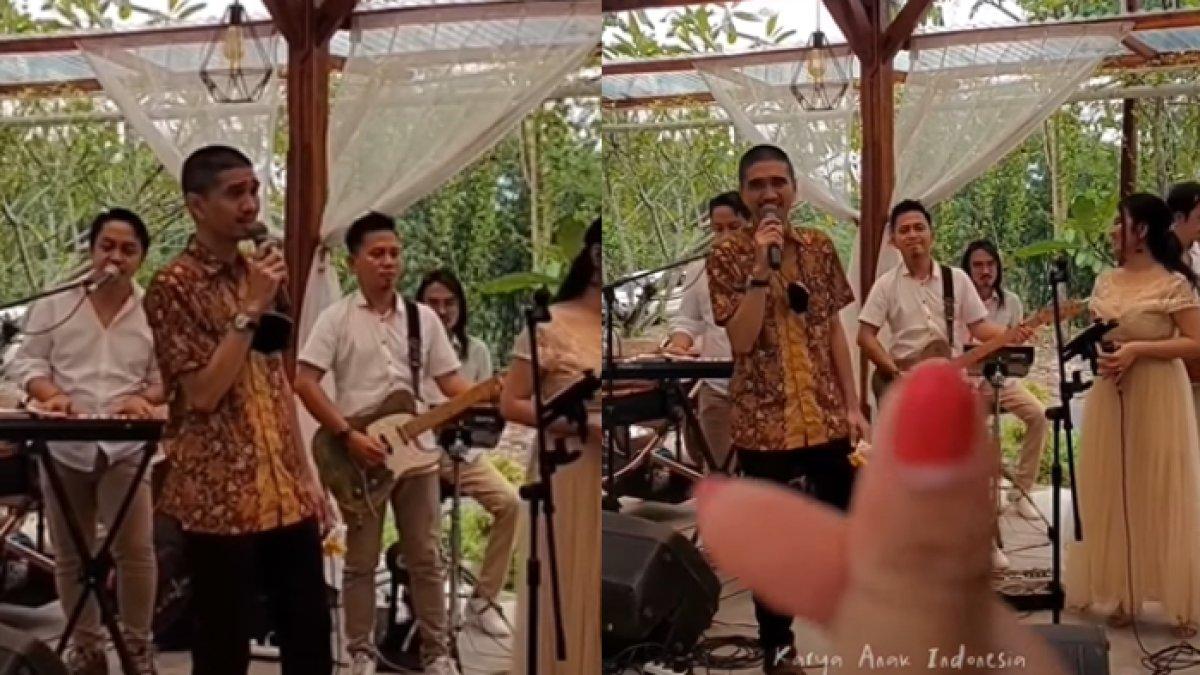 Duta Sheila On 7 nyanyi di acara kondangan saat rambutnya cepak