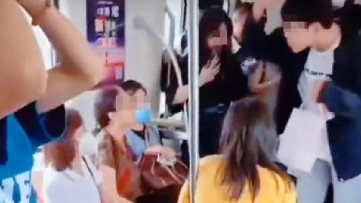 Emak-emak protes ke sejoli bermesraan di kereta bawah tanah