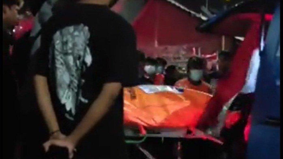 Proses evakuasi mahasiswa UNS yang ditemukan meninggal dunia di kamas kosnya, Kelurahan Mojosongo, Kecamatan Jebres, Kota Solo, Senin (31/7/2023). Penemuan jasad korban berawal dari pesananan makanan yang tergantung dekat kamar kosnya selama berhari-hari.