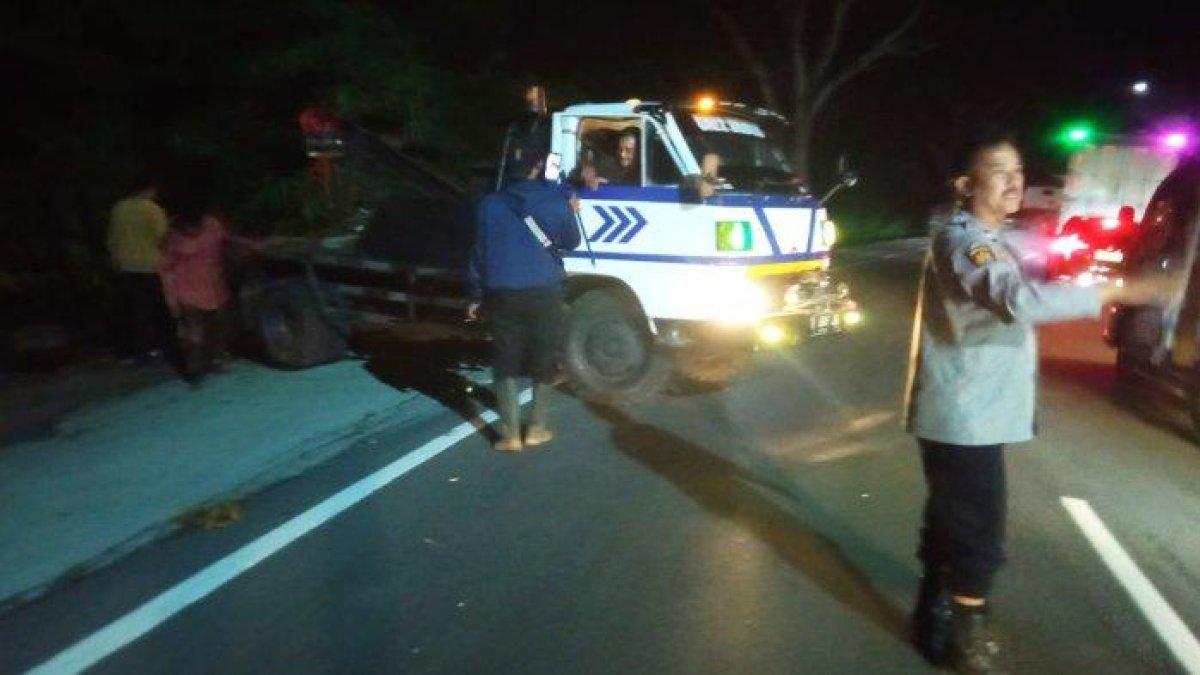 EVAKUASI KENDARAAN - Anggota Polsek Kadipaten saat melakukan evakuasi mobil truk terjun ke jurang menggunakan kendaraan derek, Rabu (5/6/2025)