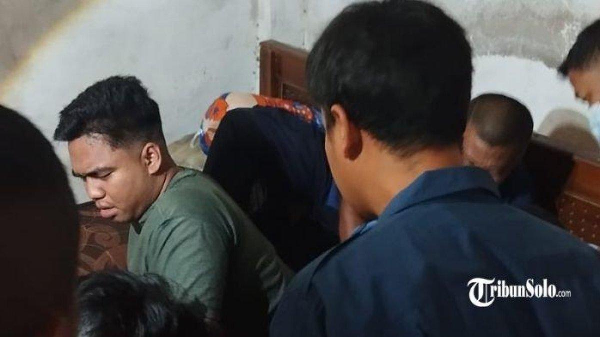 EVAKUASI REMAJA - Satpol PP dan Damkar Klaten melakukan evakuasi laki-laki remaja tertancap per spring bed di Kabupaten Klaten, Selasa (10/6/2025). Per spring bed yang lepas, menusuk bagian pinggul korban.